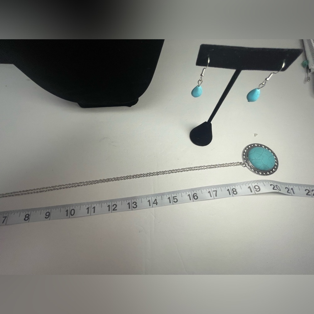 Very long silver tone chain with faux turquoise round pendant and earrings - Picture 5 of 6